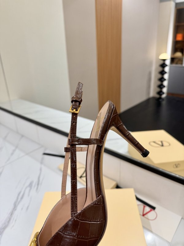 발렌티노 V 로고 메탈 버클 뾰족한 발뒤꿈치 샌들 001-252611