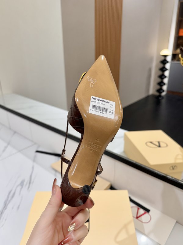발렌티노 V 로고 메탈 버클 뾰족한 발뒤꿈치 샌들 001-252611