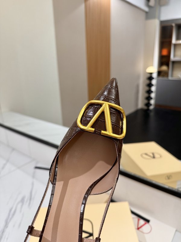발렌티노 V 로고 메탈 버클 뾰족한 발뒤꿈치 샌들 001-252611
