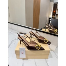 발렌티노 V 로고 메탈 버클 뾰족한 발뒤꿈치 샌들 001-252611