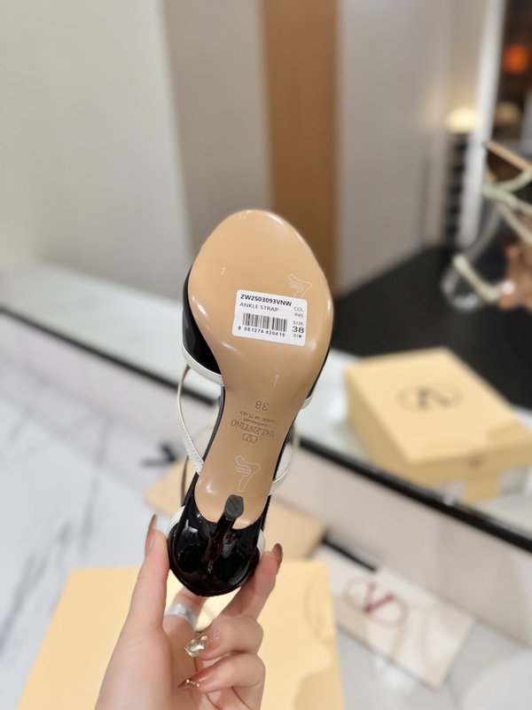 발렌티노 브론즈 V 버클 리본 에나멜 샌들 001-252622