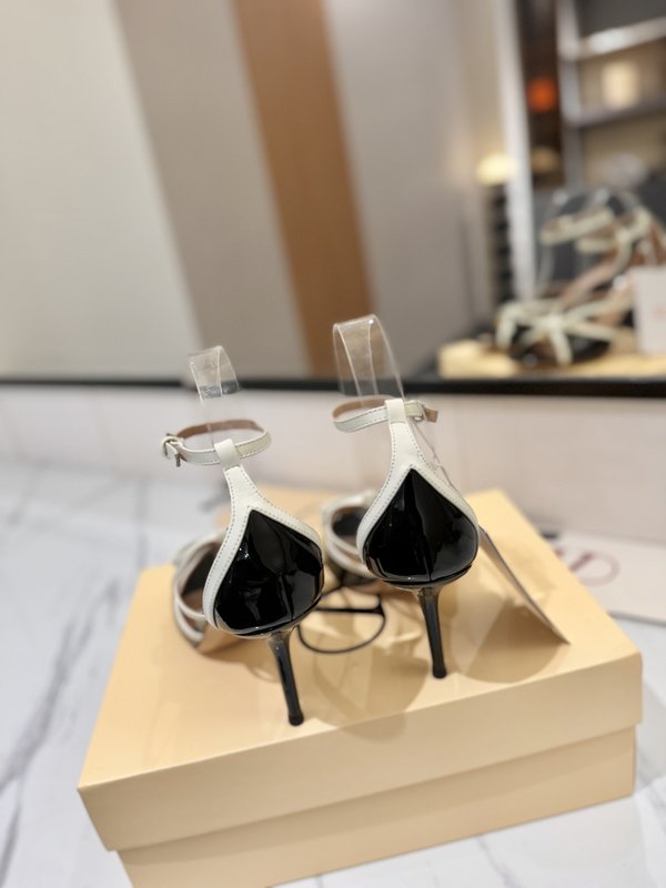 발렌티노 브론즈 V 버클 리본 에나멜 샌들 001-252622