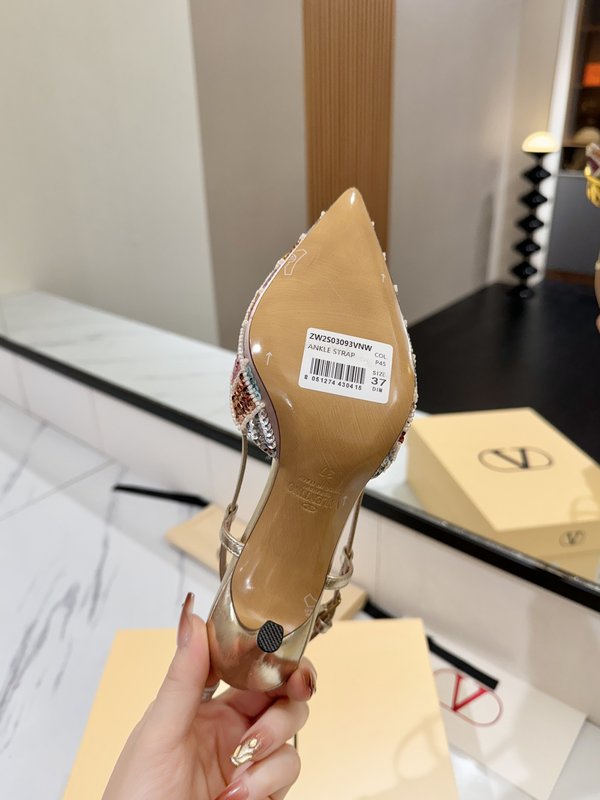 발렌티노 V 로고 메탈 버클 뾰족한 발등 샌들 001-252623
