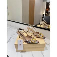 발렌티노 V 로고 메탈 버클 뾰족한 발등 샌들 001-252623
