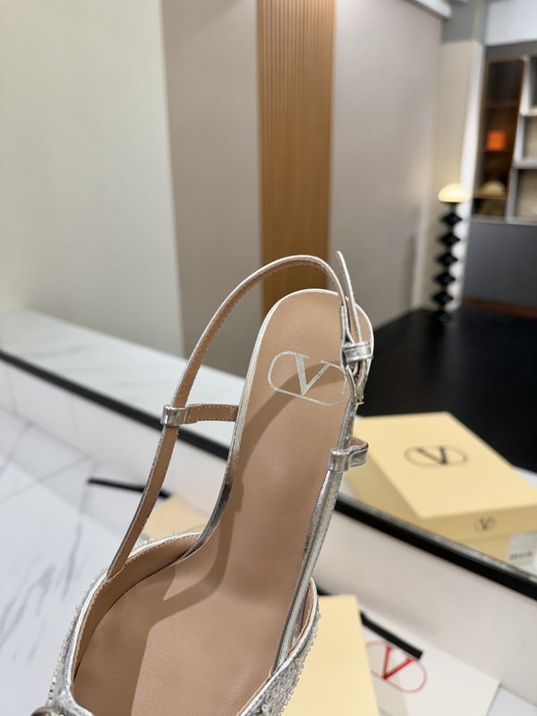 발렌티노 V 로고 메탈 버클 뾰족한 발등 샌들 힐 001-252624