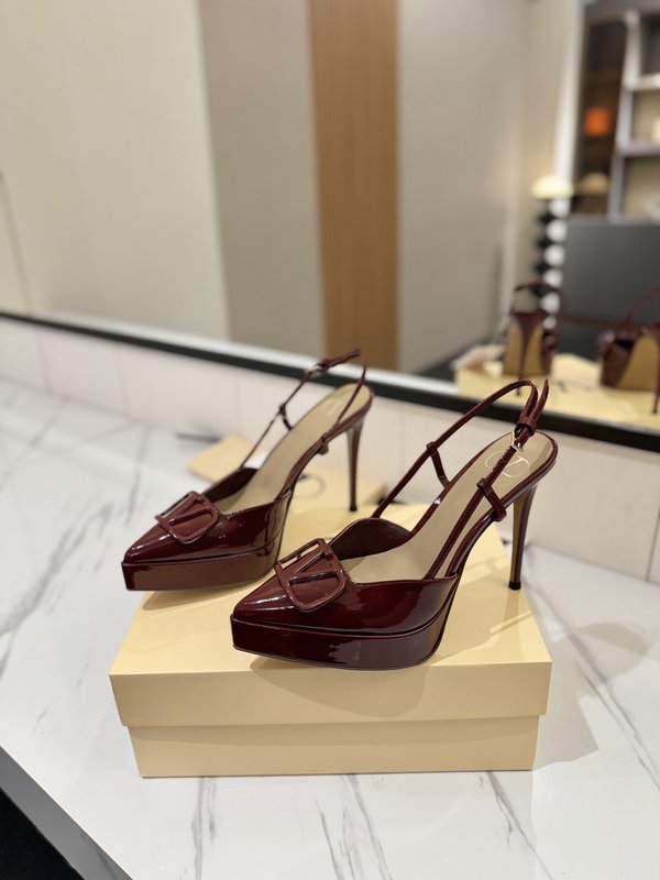 발렌티노 V 로고 에나멜 뾰족구두 힐 샌들 001-252625