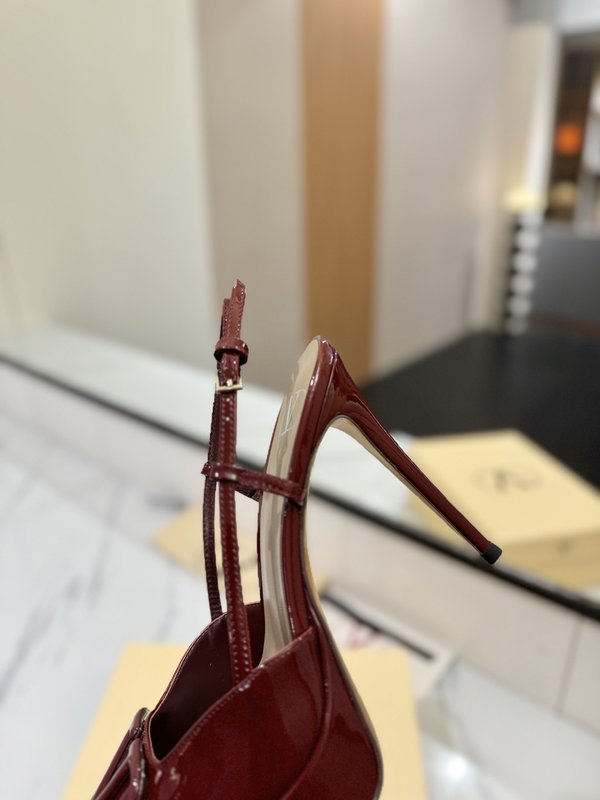 발렌티노 V 로고 에나멜 뾰족구두 힐 샌들 001-252625