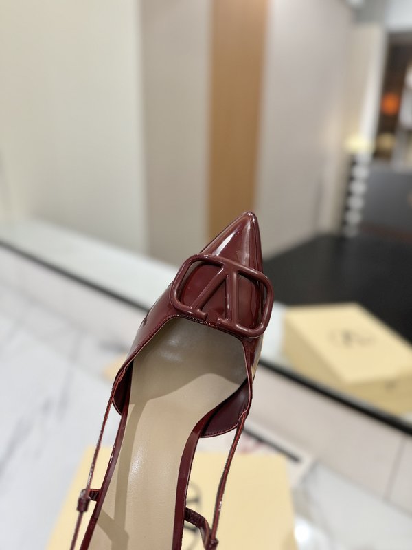 발렌티노 V 로고 에나멜 뾰족구두 힐 샌들 001-252625