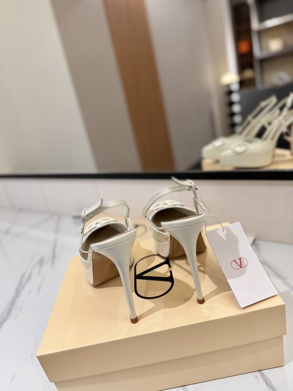 발렌티노 V 로고 메탈 버클 뾰족구두 힐 샌들 001-252626