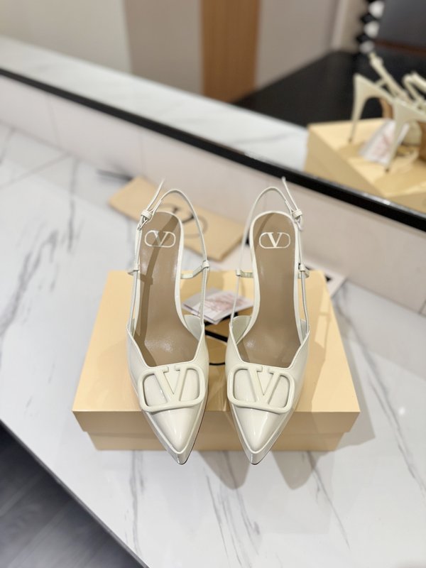 발렌티노 V 로고 메탈 버클 뾰족구두 힐 샌들 001-252626