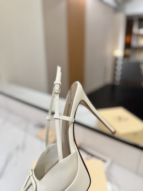 발렌티노 V 로고 메탈 버클 뾰족구두 힐 샌들 001-252626