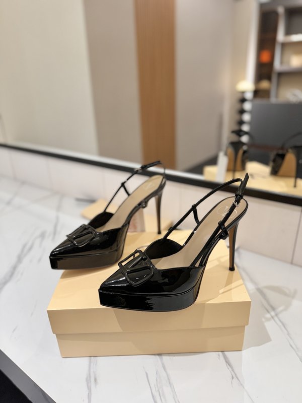 발렌티노 V 로고 메탈 버클 뾰족구두 힐 샌들 001-252627