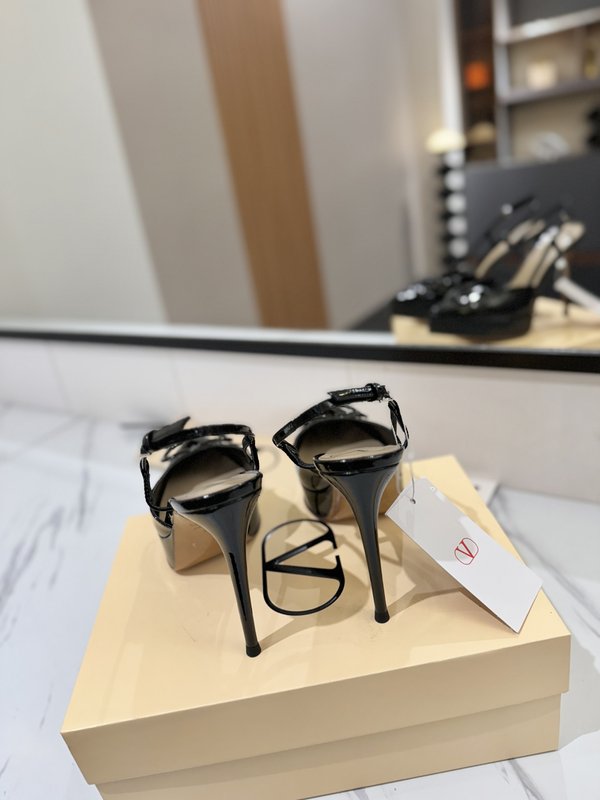 발렌티노 V 로고 메탈 버클 뾰족구두 힐 샌들 001-252627