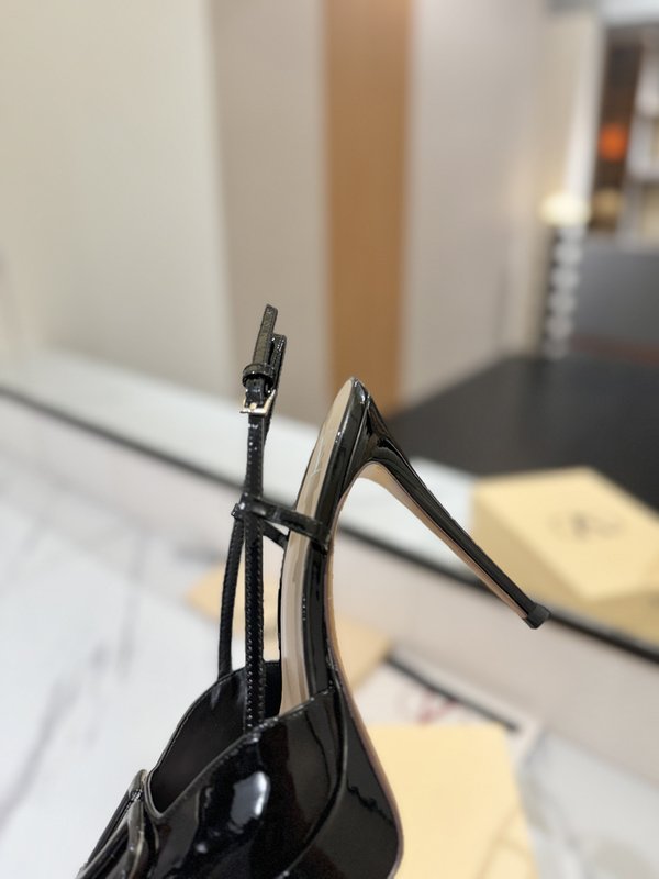 발렌티노 V 로고 메탈 버클 뾰족구두 힐 샌들 001-252627