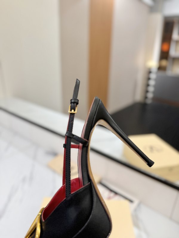 발렌티노 V 로고 메탈 버클 뾰족구두 하이힐 샌들 001-252628