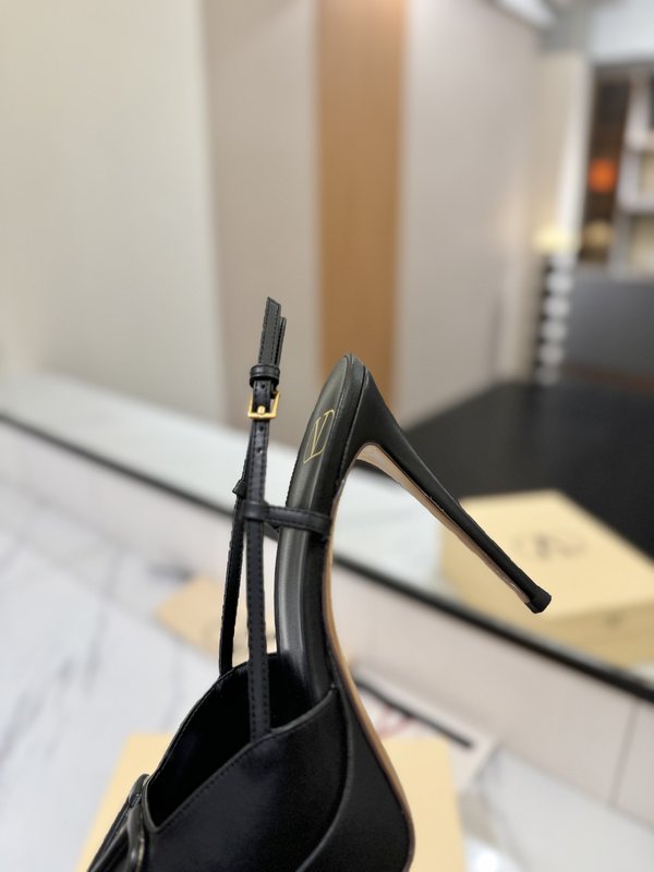 발렌티노 V 로고 메탈 버클 뾰족구두 하이힐 샌들 001-252629