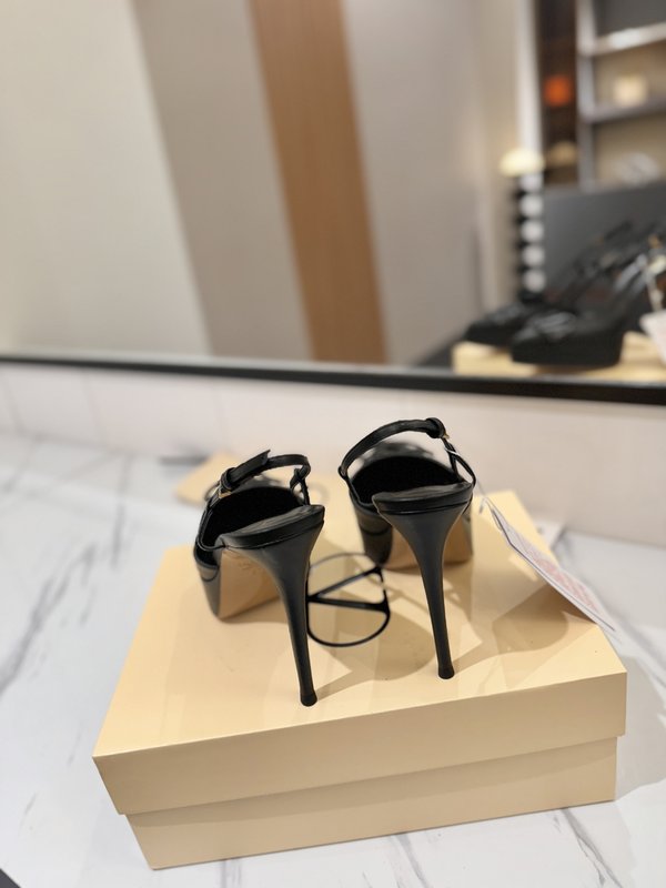 발렌티노 V 로고 메탈 버클 뾰족구두 하이힐 샌들 001-252629