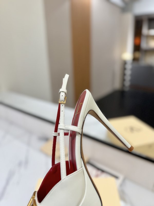 발렌티노 V 로고 메탈 버클 뾰족구두 힐 샌들 001-252632