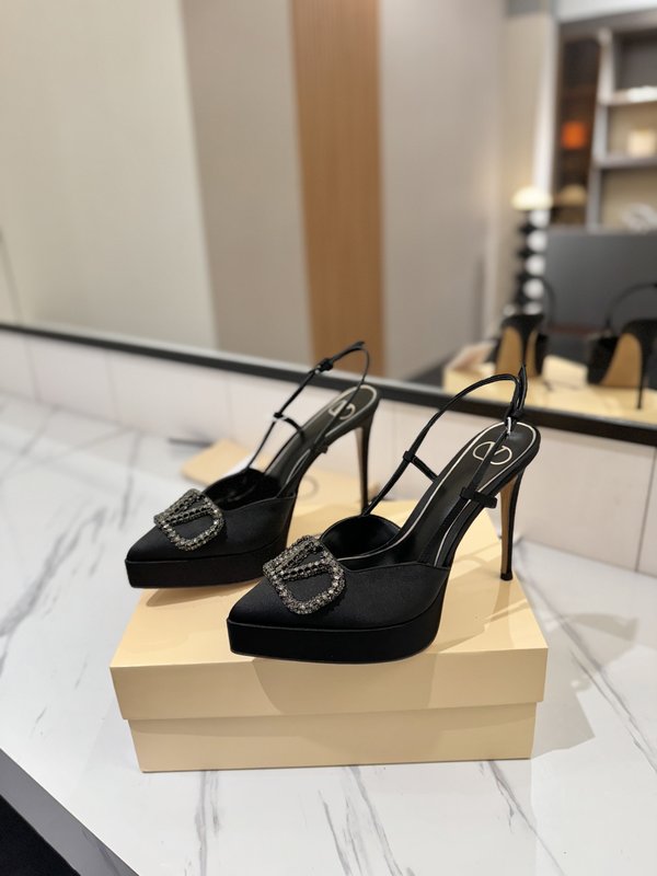발렌티노 V 로고 메탈 버클 뾰족구두 하이힐 샌들 001-252633