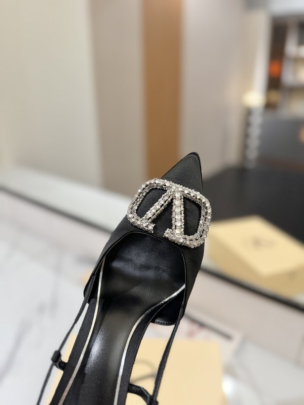 발렌티노 V 로고 메탈 버클 뾰족구두 힐 샌들 001-252634