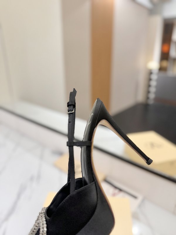발렌티노 V 로고 메탈 버클 뾰족구두 힐 샌들 001-252634