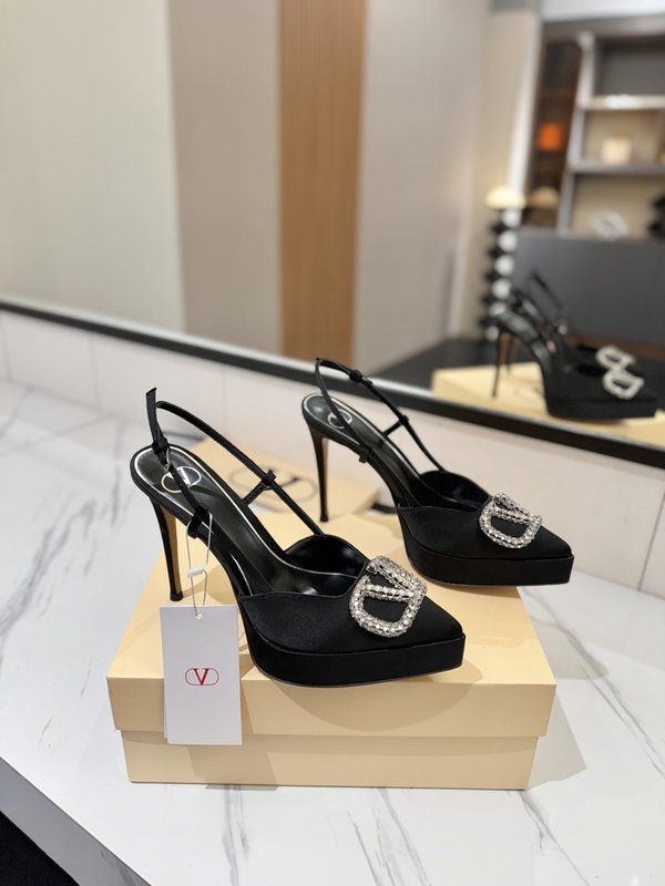 발렌티노 V 로고 메탈 버클 뾰족구두 힐 샌들 001-252634