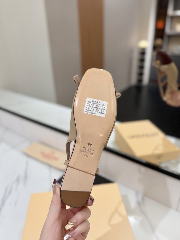 발렌티노 라운드 토 버클 플랫슈즈 001-252636