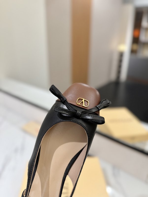 발렌티노 라운드 토 버클 플랫슈즈 001-252637