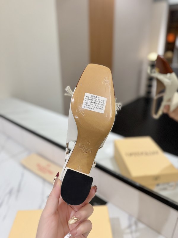 발렌티노 라운드 토 버클 힐 001-252638