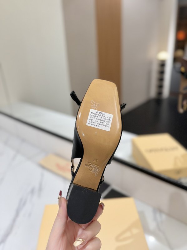 발렌티노 라운드 토 버클 힐 001-252639