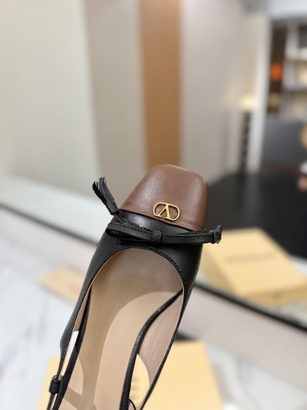 발렌티노 라운드 토 버클 힐 001-252639
