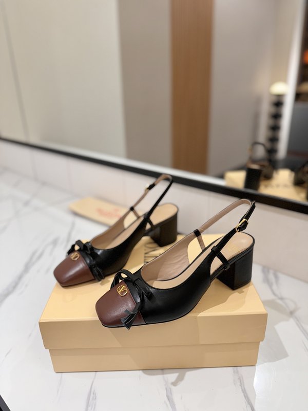 발렌티노 라운드 토 버클 힐 001-252639