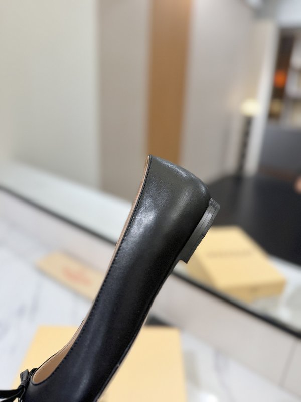 발렌티노 라운드토 발레리나 플랫슈즈 001-252643
