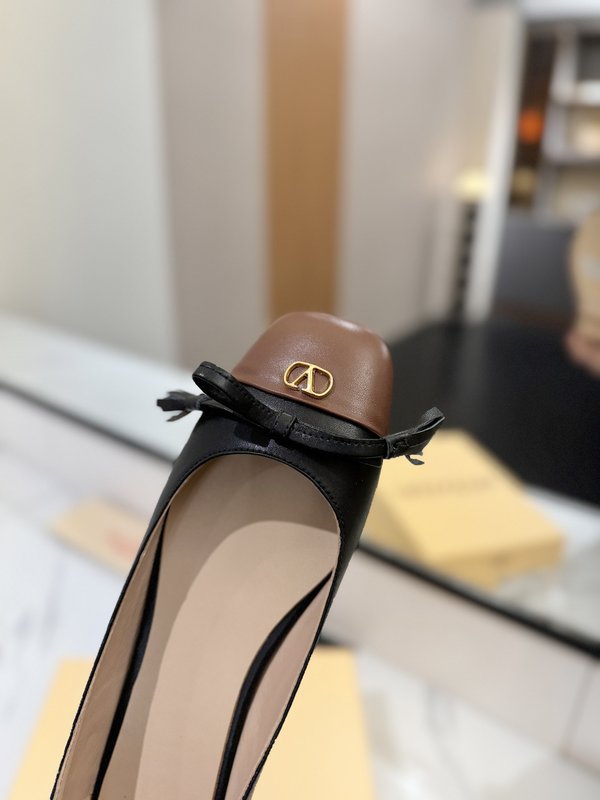 발렌티노 라운드토 발레리나 플랫슈즈 001-252643