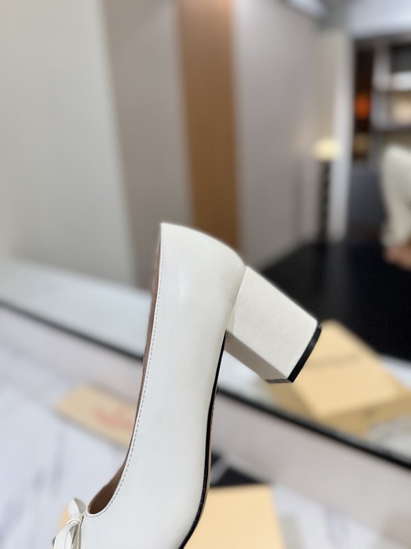 발렌티노 라운드 토 버클 하이힐 001-252644
