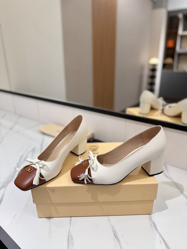 발렌티노 라운드 토 버클 하이힐 001-252644