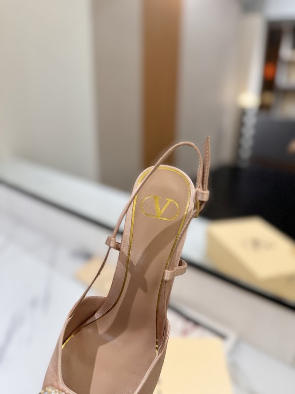 발렌티노 V 로고 메탈 버클 뾰족구두 힐 샌들 001-252646