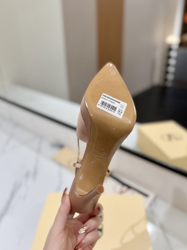 발렌티노 V 로고 메탈 버클 뾰족구두 힐 샌들 001-252646