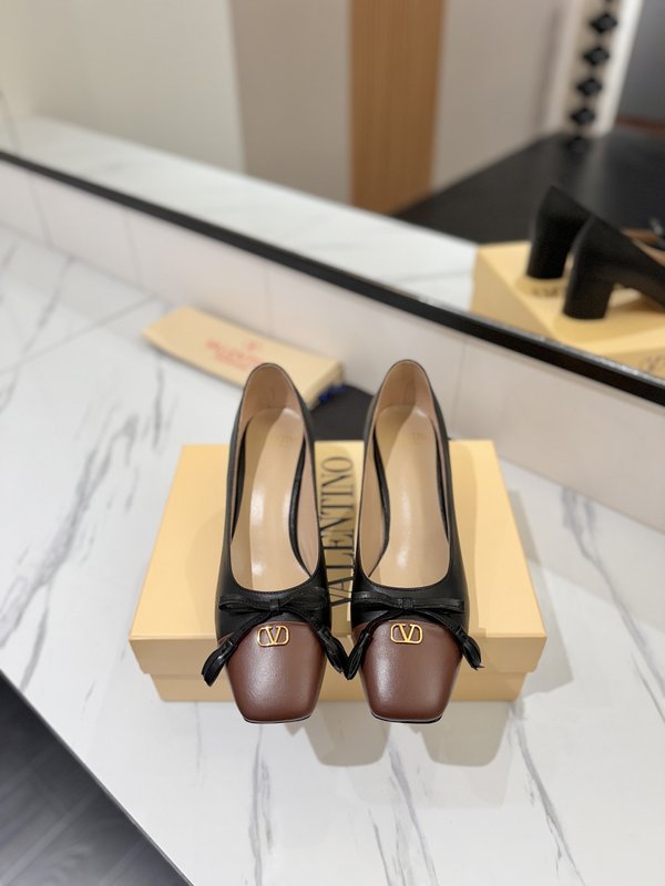 발렌티노 라운드 토 버클 하이힐 001-252648