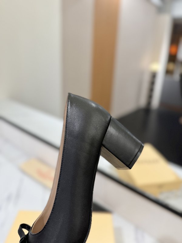 발렌티노 라운드 토 버클 하이힐 001-252648