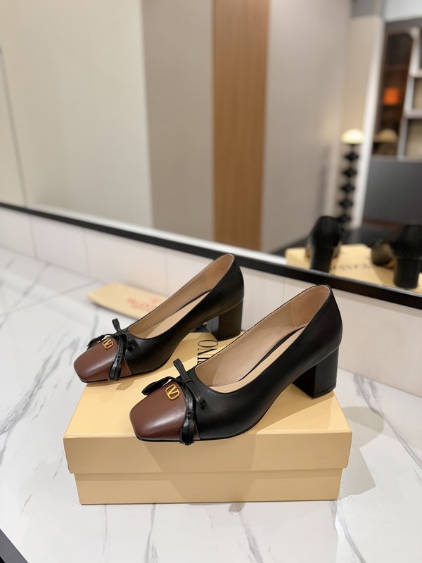 발렌티노 라운드 토 버클 하이힐 001-252648