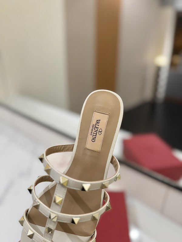 발렌티노 스터드 플랫 샌들 001-252669