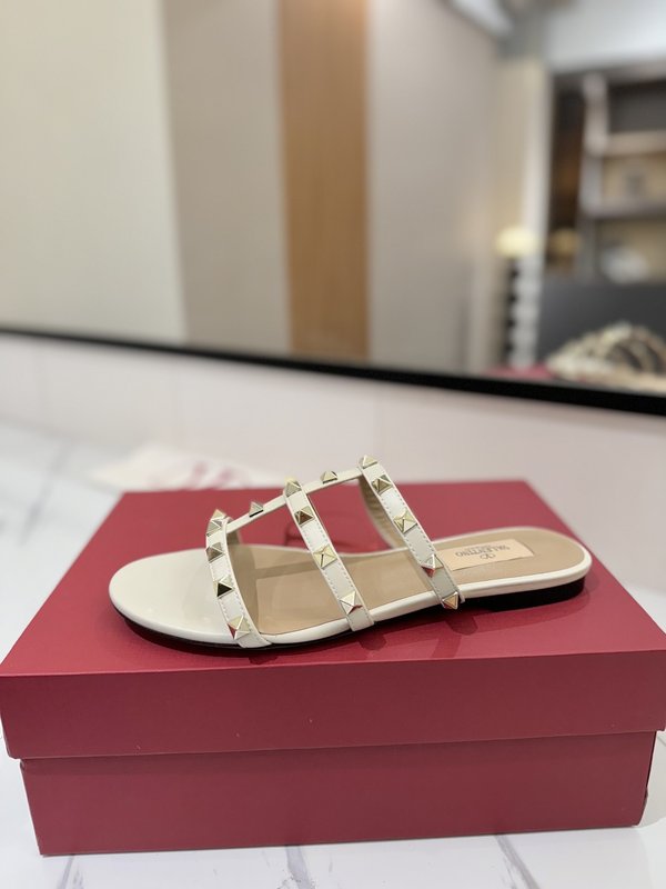 발렌티노 스터드 플랫 샌들 001-252669