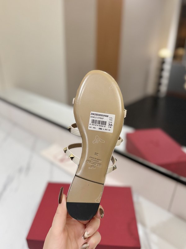 발렌티노 스터드 플랫 샌들 001-252669