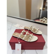 발렌티노 스터드 플랫 샌들 001-252669