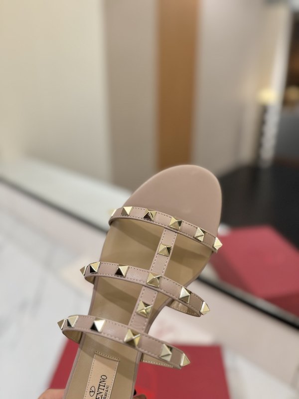 발렌티노 스터드 플랫 샌들 001-252670