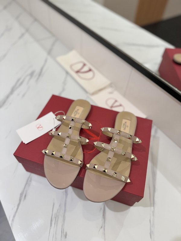 발렌티노 스터드 플랫 샌들 001-252670