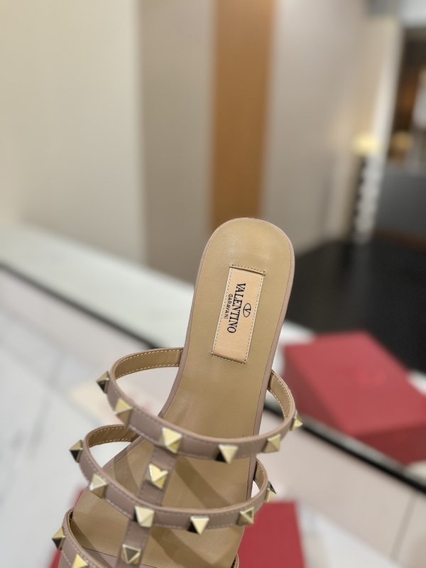 발렌티노 스터드 플랫 샌들 001-252670