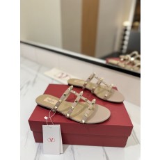 발렌티노 스터드 플랫 샌들 001-252670