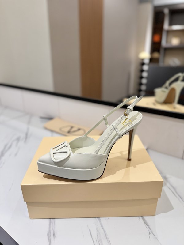 발렌티노 V 로고 메탈 버클 뾰족구두 힐 샌들 001-252672